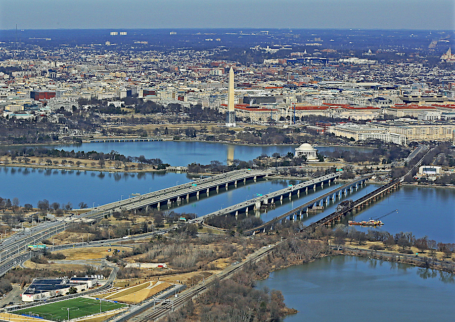 modern 14th Street Bridge Complex includes 1962 George Mason Memorial Bridge at upstream end (to left) and 1904 Long Bridge at downstream end (to right)