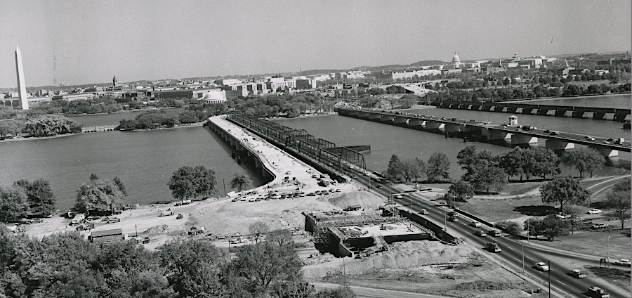 the George Mason Memorial Bridge, serving southbound traffic, was built upstream of the 1906 Highway Bridge and opened in 1962