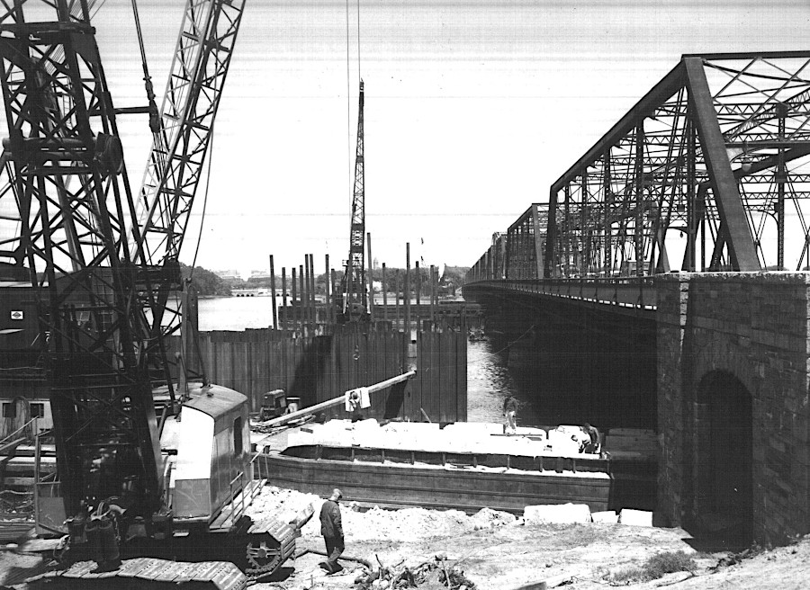 the new George Mason Memorial Bridge, built upstream of the 1906 Highway Bridge, opened in 1962