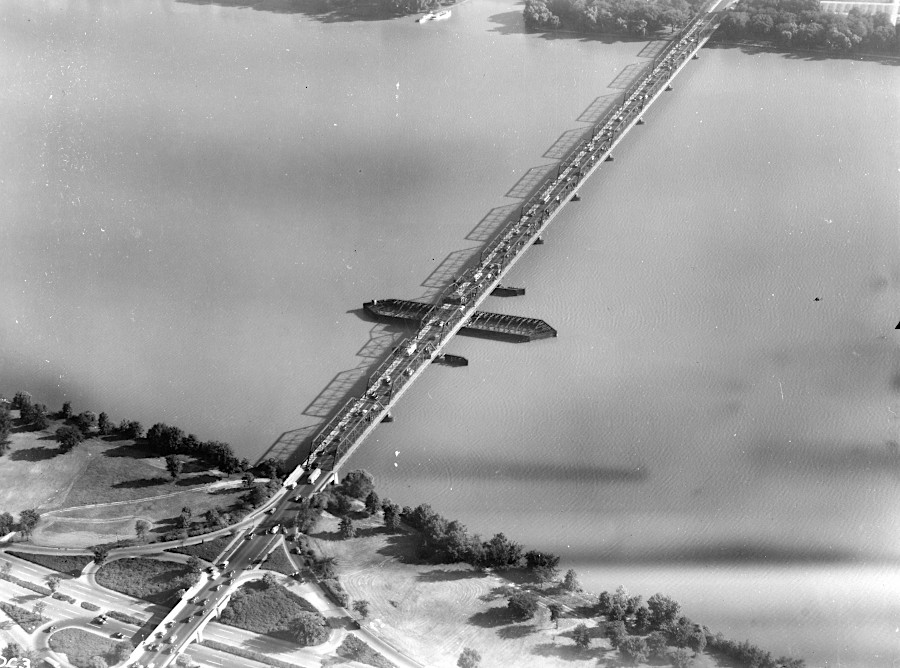 the 1906 Highway Bridge replaced the 1835 Long Bridge