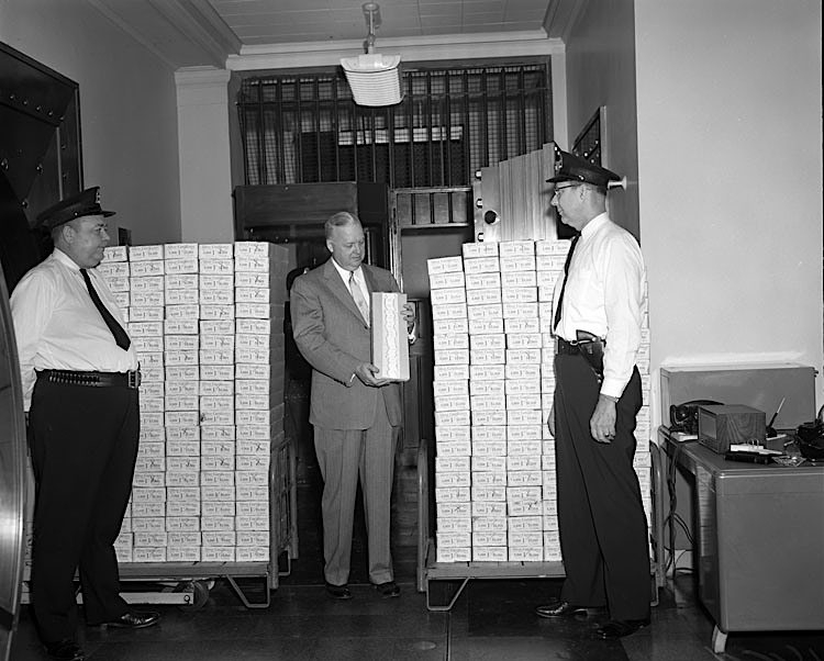 the Federal Reserve Bank maintains a supply of cash in Richmond