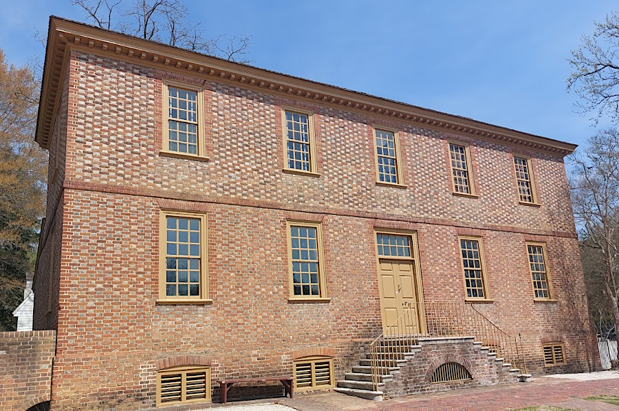 builders in Williamsburg used bricks that were baked in different locations within kilns to create patterns of grey and red