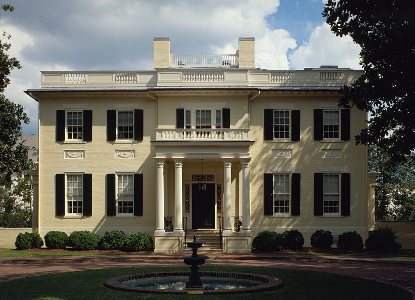 the Executive Mansion, facing the Virginia State Capitol, reflects the Federalist architecture popular at time of construction (1811-1813)