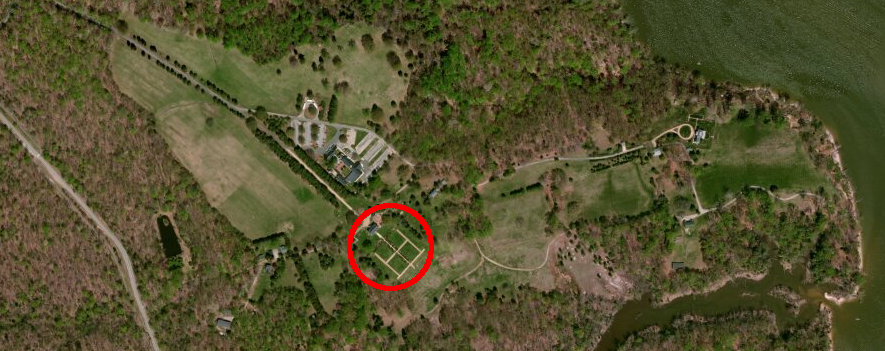 the house and gardens (circled in red) have been restored at Gunston Hall, but not the slave quarters