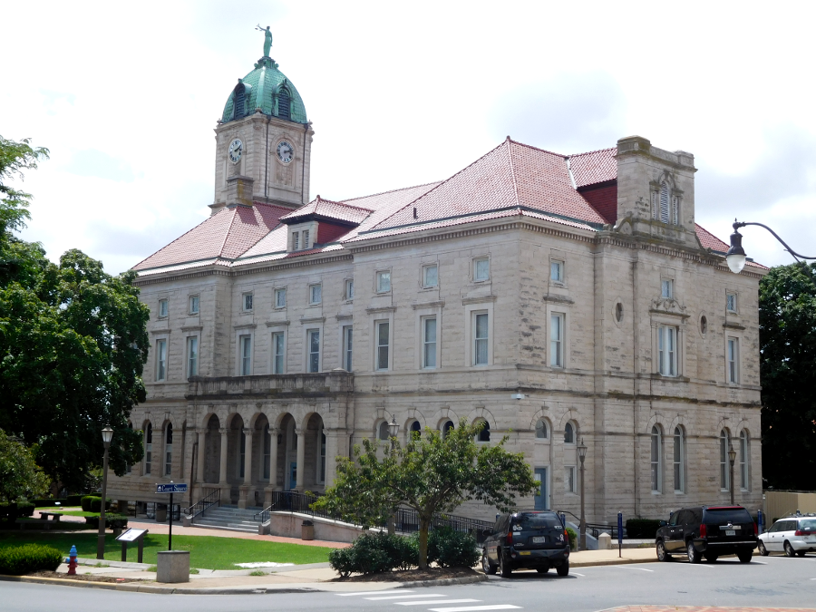 the Rockingham County courthouse in Harrisonburg is an historic structure