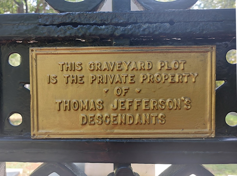the descendants of Thomas and Martha Jefferson control who is buried in the graveyard at Monticello