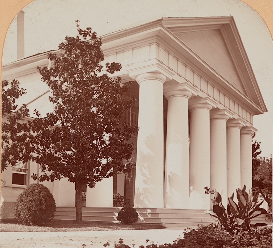 Robert E. Lee's wife, Mary Anna Randolph Custis, inherited the mansion house
