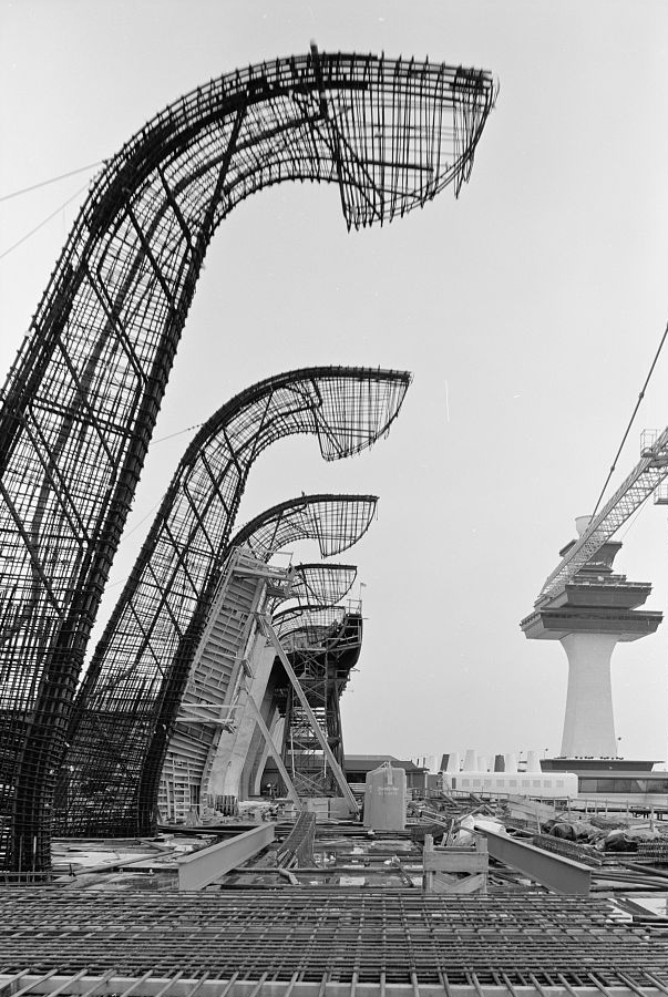 building Eero Saarinen's terminal at Dulles International Airport (IAD)