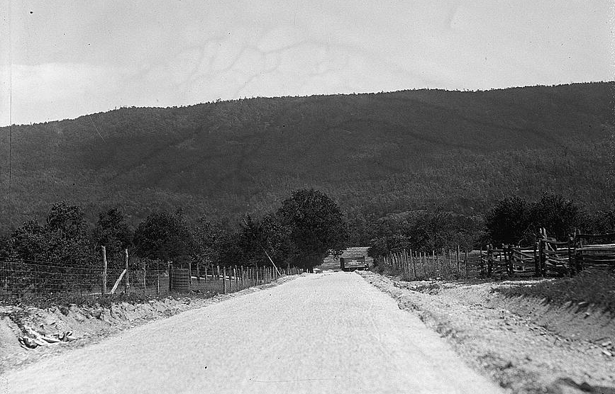 in 1922, the Valley Pike was a macadamized road
