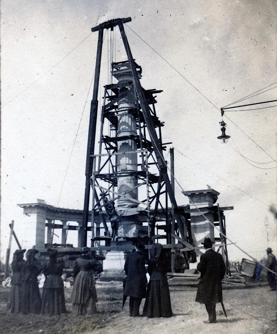 the statue of Jefferson Davis, under construction in 1907