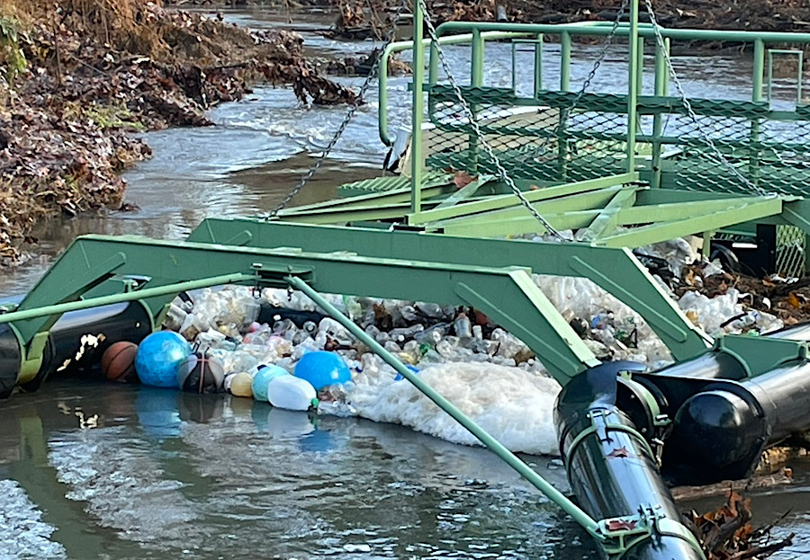 a bandalong traps litter near the mouth of Neabsco Creek in Prince Wiliam County that volunteers then haul away (photos courtesy of Neil Nelson)