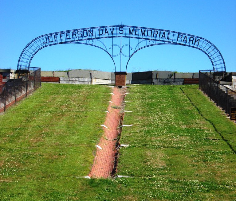 the letters memorializing Jefferson Davis were removed from the arch in 2019
